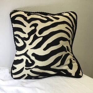 🖤 Zebra Print Accent Pillow – Bold & Stylish Decor 🖤